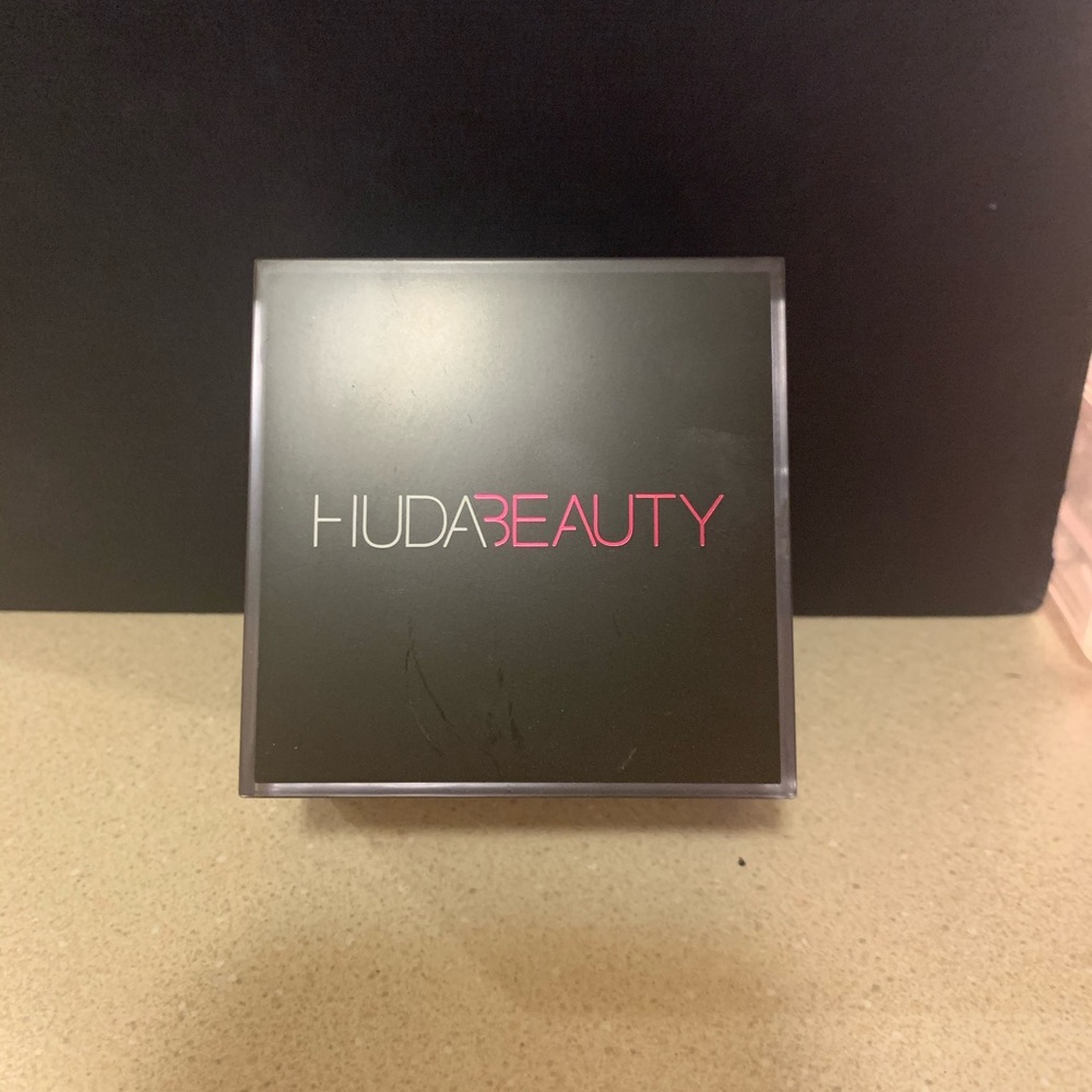 Huda Beauty Easy Bake Loose Setting Powder